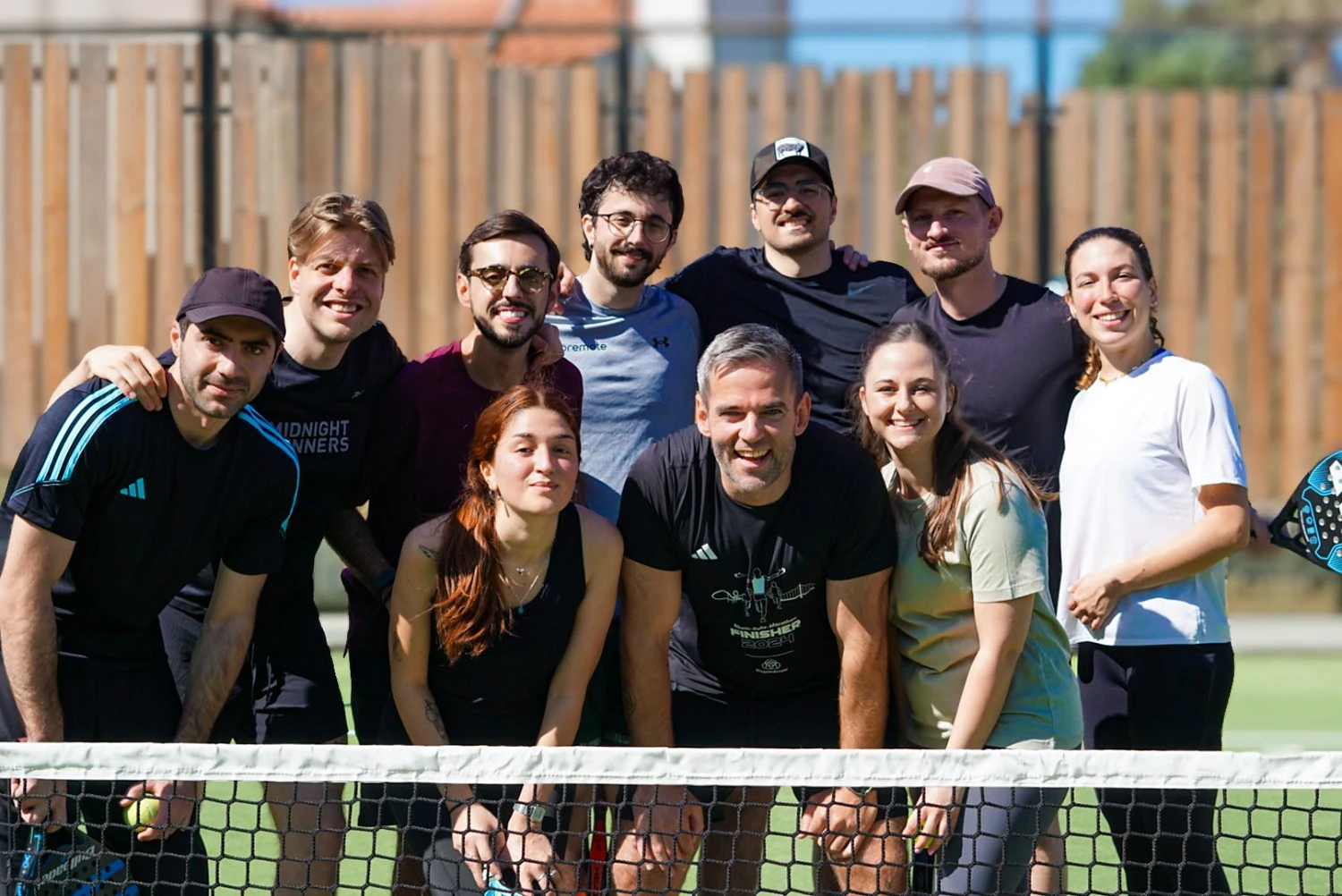Das premote-Team auf dem Padel-Court