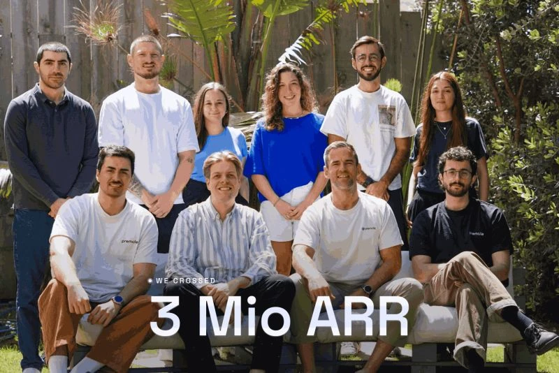 Das premote-Team mit dem Schriftzug „We crossed 3 Mio ARR“
